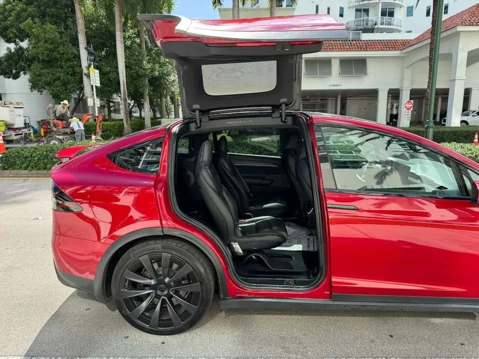 2023 Tesla Model X Plaid - Image 10 of 12