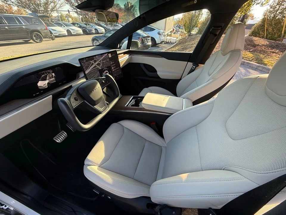2023 Tesla Model X - Image 10 of 17