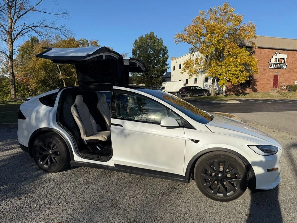 2023 Tesla Model X - Image 14 of 17