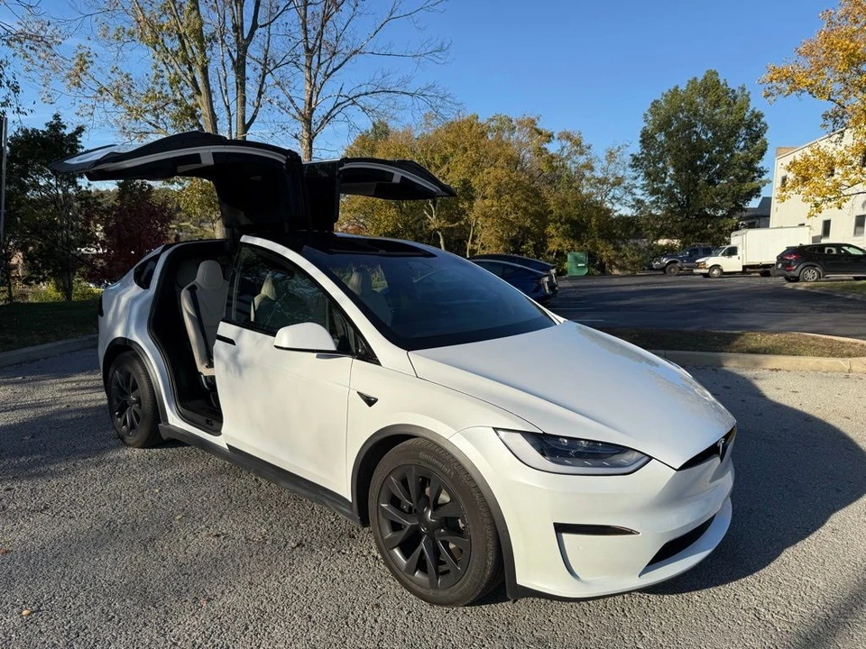 2023 Tesla Model X - Image 13 of 17