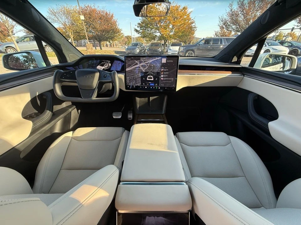 2023 Tesla Model X - Image 11 of 17