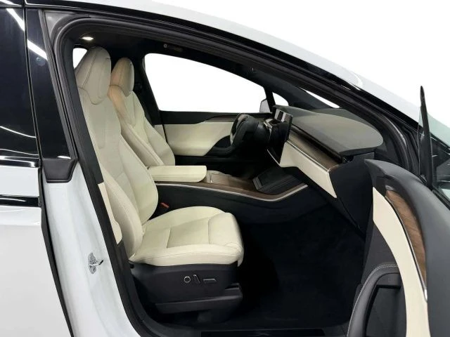 2023 Tesla Model X - Image 9 of 12