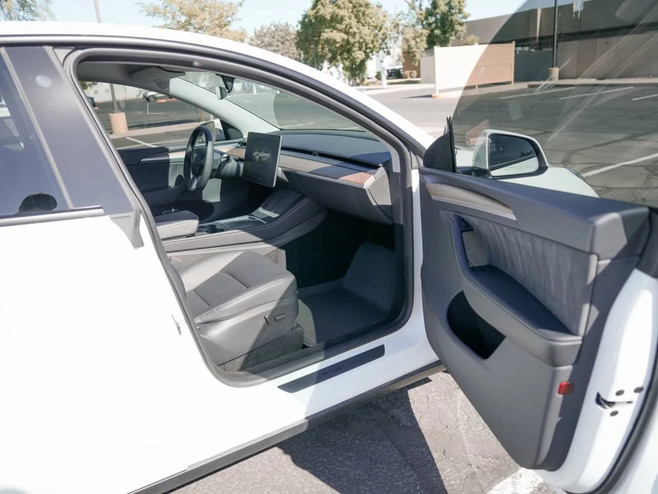 2023 Tesla Model Y - Image 15 of 20