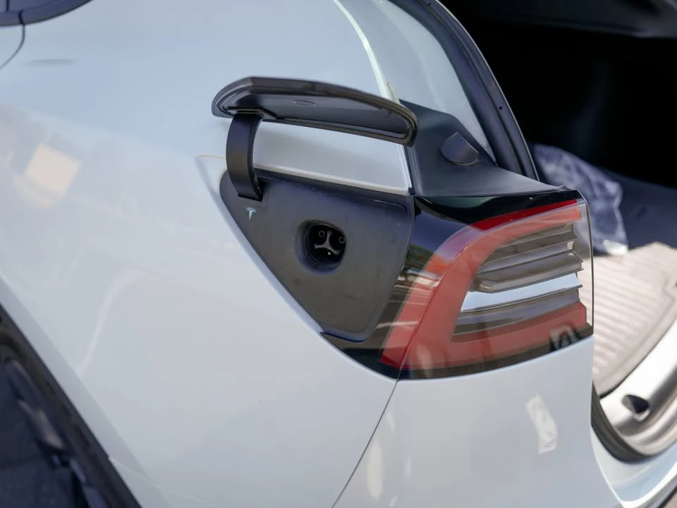 2023 Tesla Model Y - Image 9 of 20