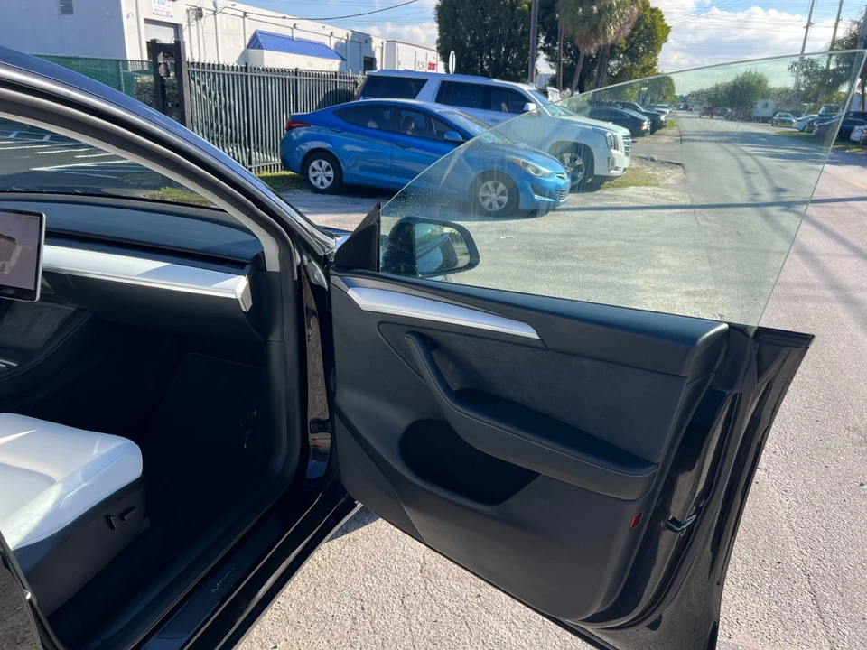 2023 Tesla Model Y - Image 16 of 21
