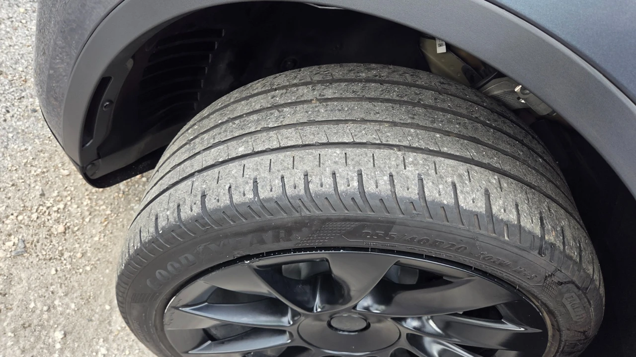 2023 Tesla Model Y - Image 16 of 21
