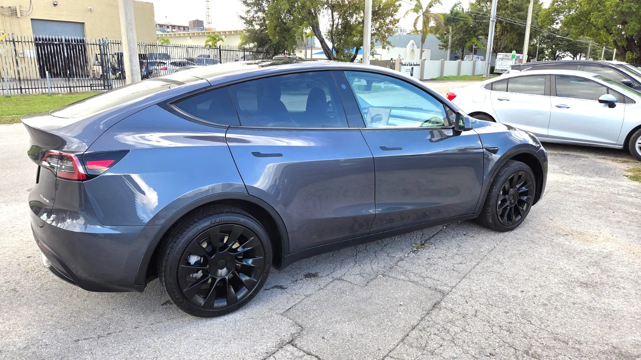 2023 Tesla Model Y - Image 9 of 21
