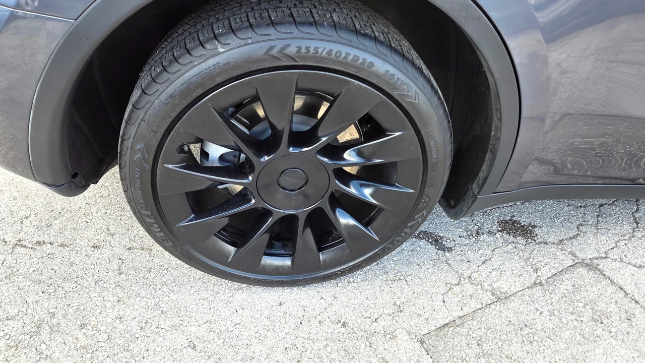 2023 Tesla Model Y - Image 10 of 21