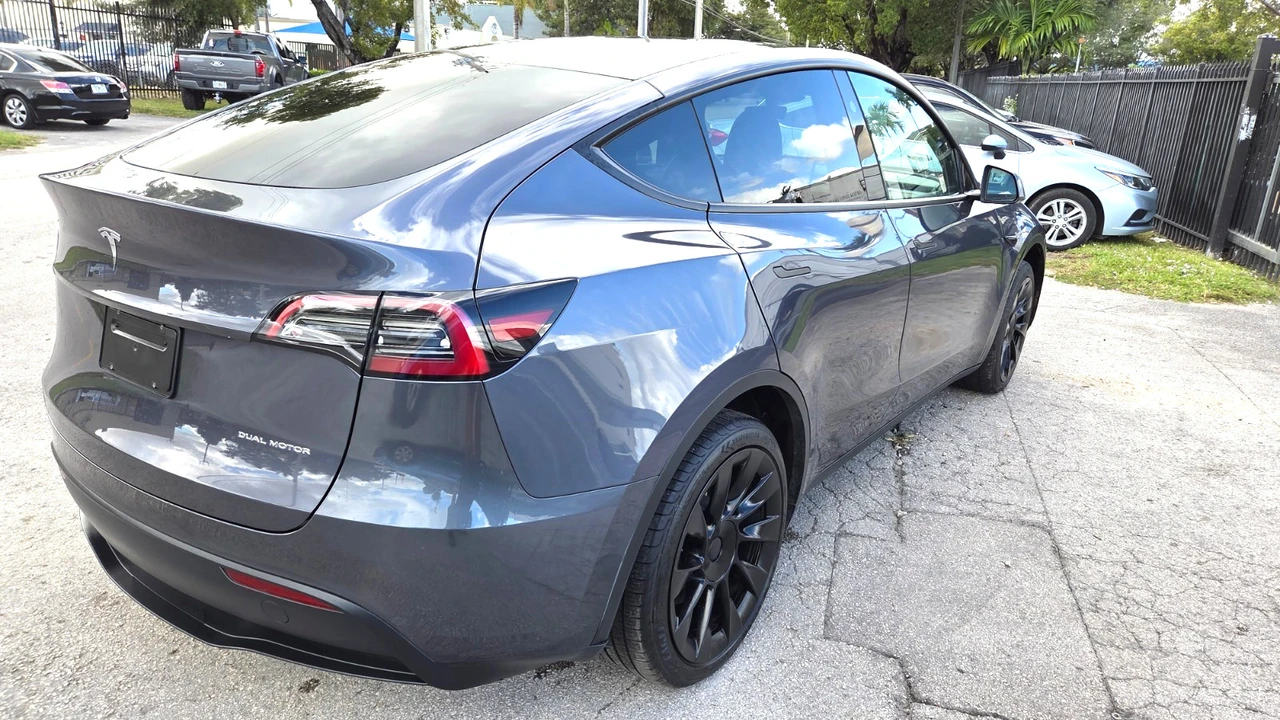 2023 Tesla Model Y - Image 8 of 21
