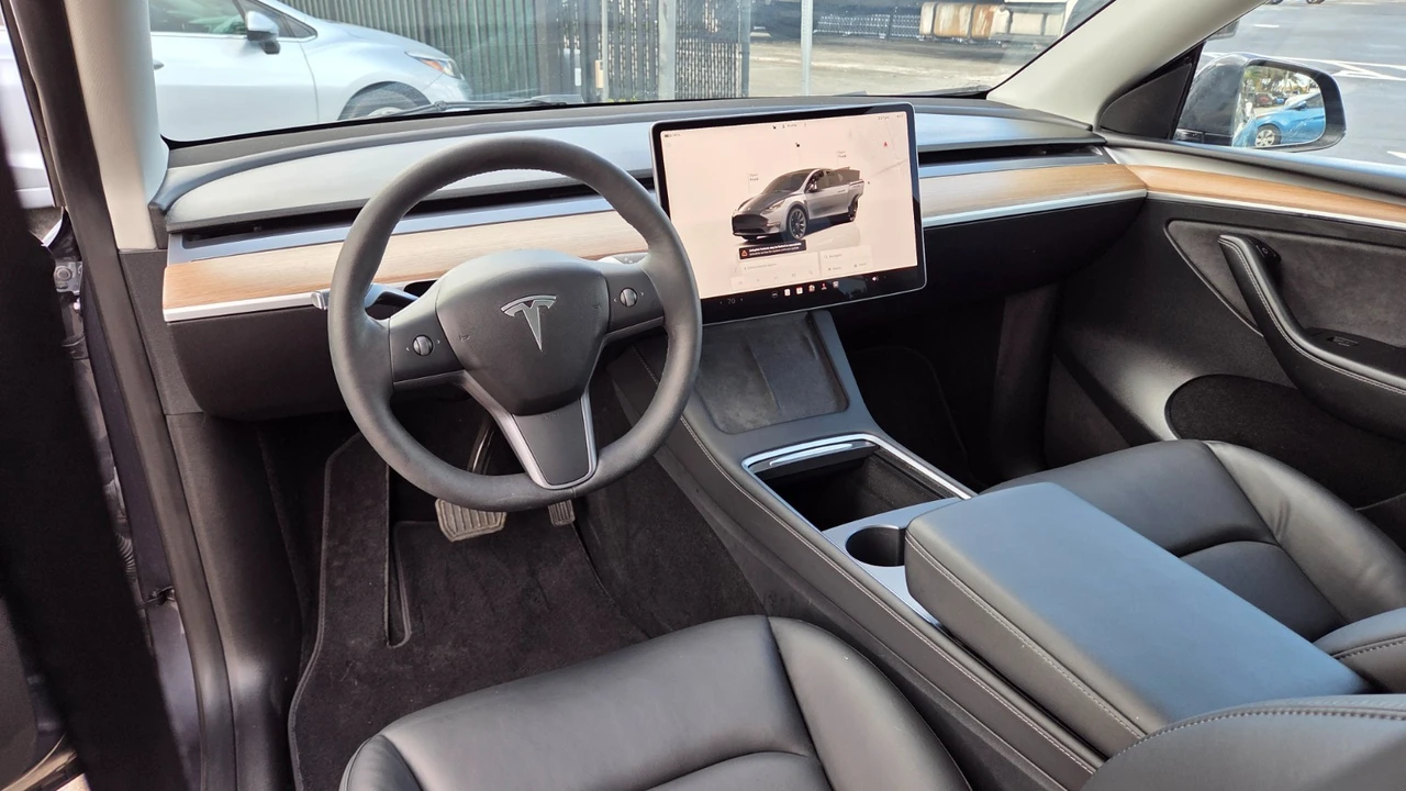 2023 Tesla Model Y - Image 13 of 21