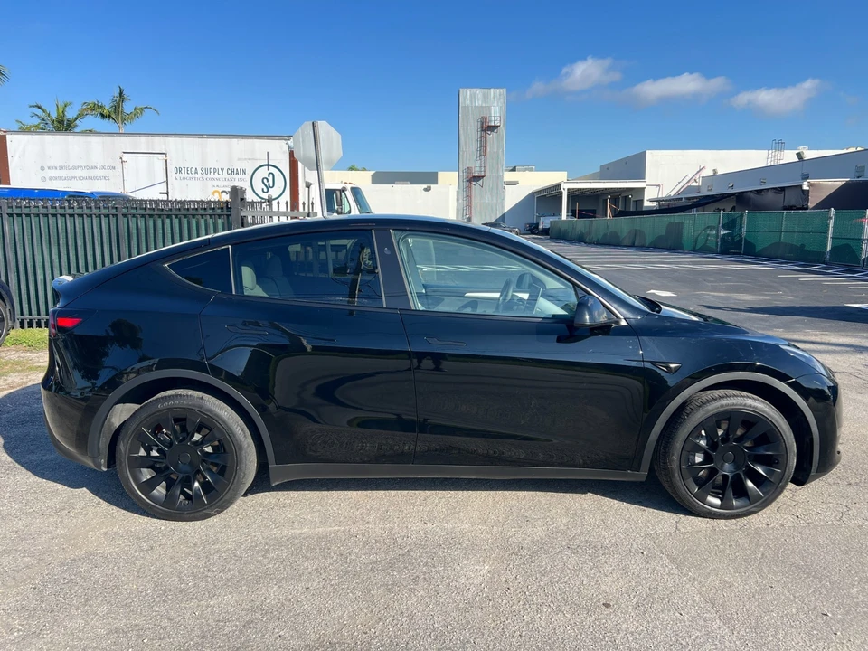 2023 Tesla Model Y - Image 9 of 21