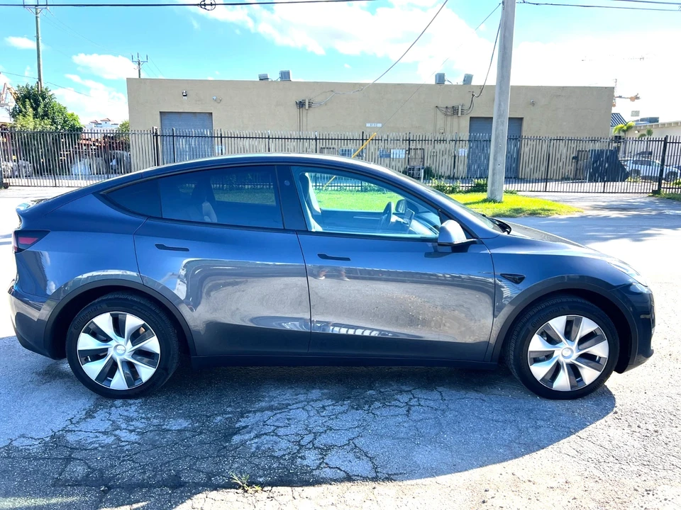 2023 Tesla Model Y - Image 9 of 21