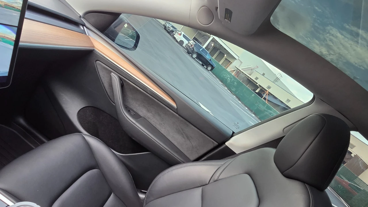 2023 Tesla Model Y - Image 18 of 21