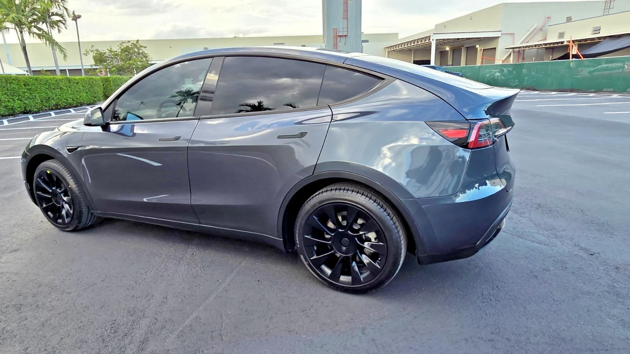 2023 Tesla Model Y - Image 9 of 21