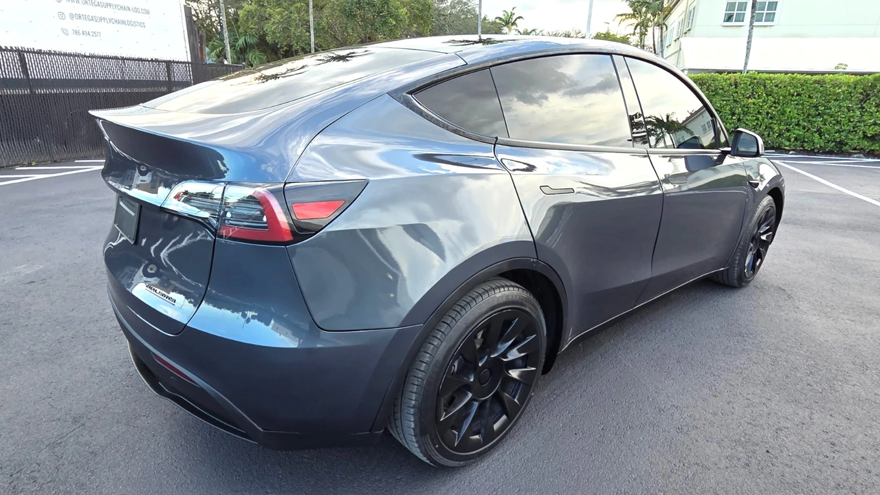 2023 Tesla Model Y - Image 6 of 21