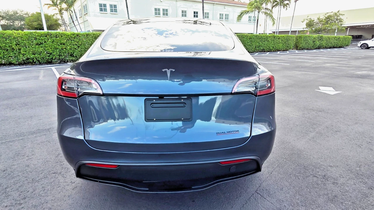 2023 Tesla Model Y - Image 7 of 21