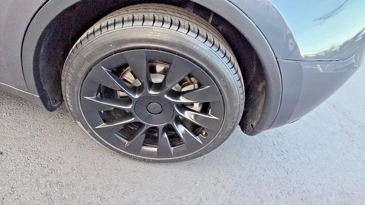 2023 Tesla Model Y - Image 10 of 21
