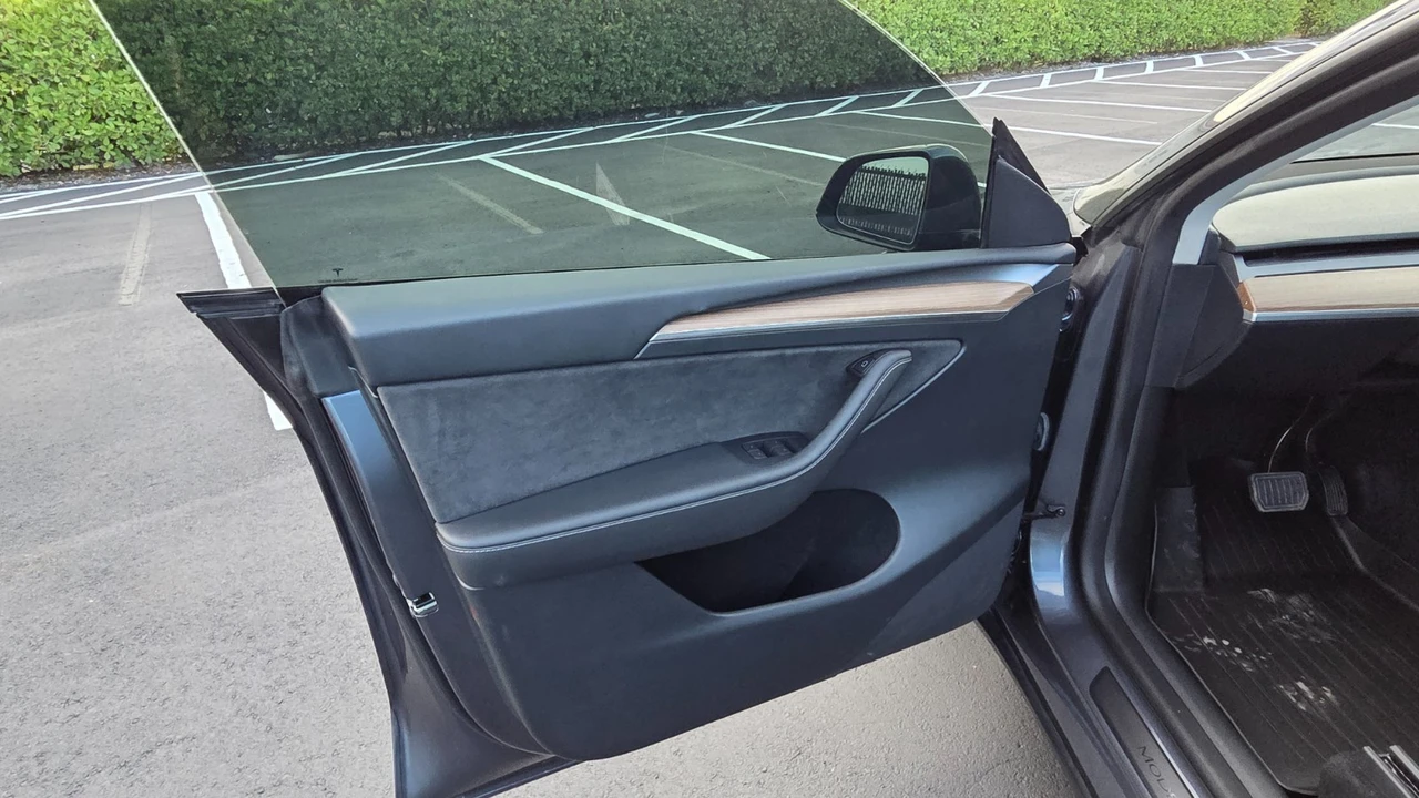 2023 Tesla Model Y - Image 12 of 21