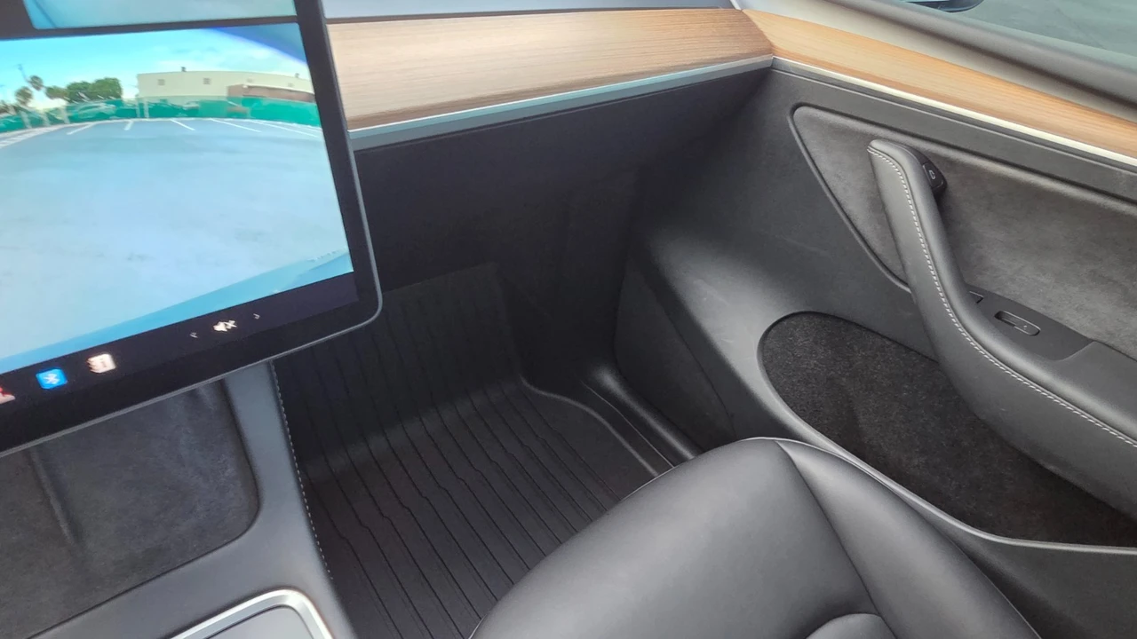 2023 Tesla Model Y - Image 17 of 21
