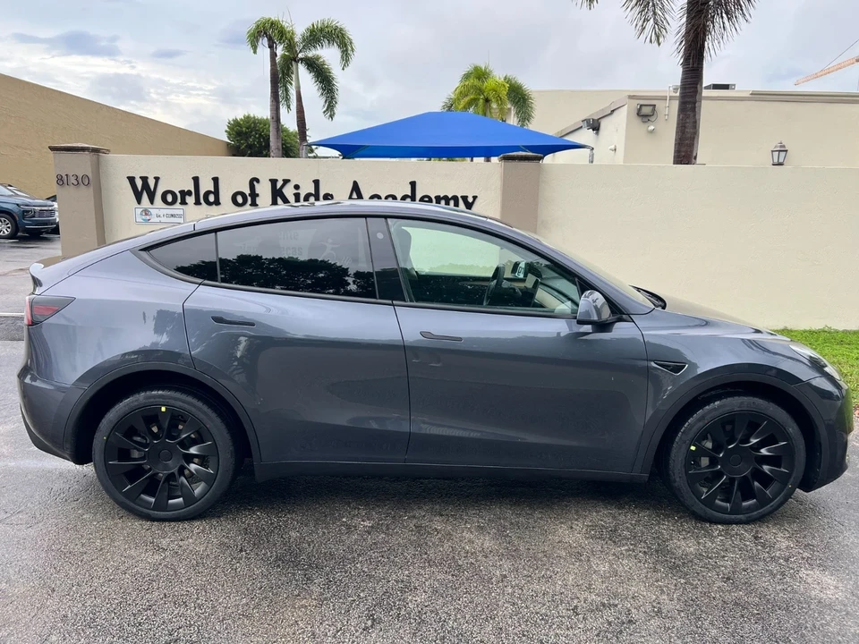 2023 Tesla Model Y - Image 8 of 21