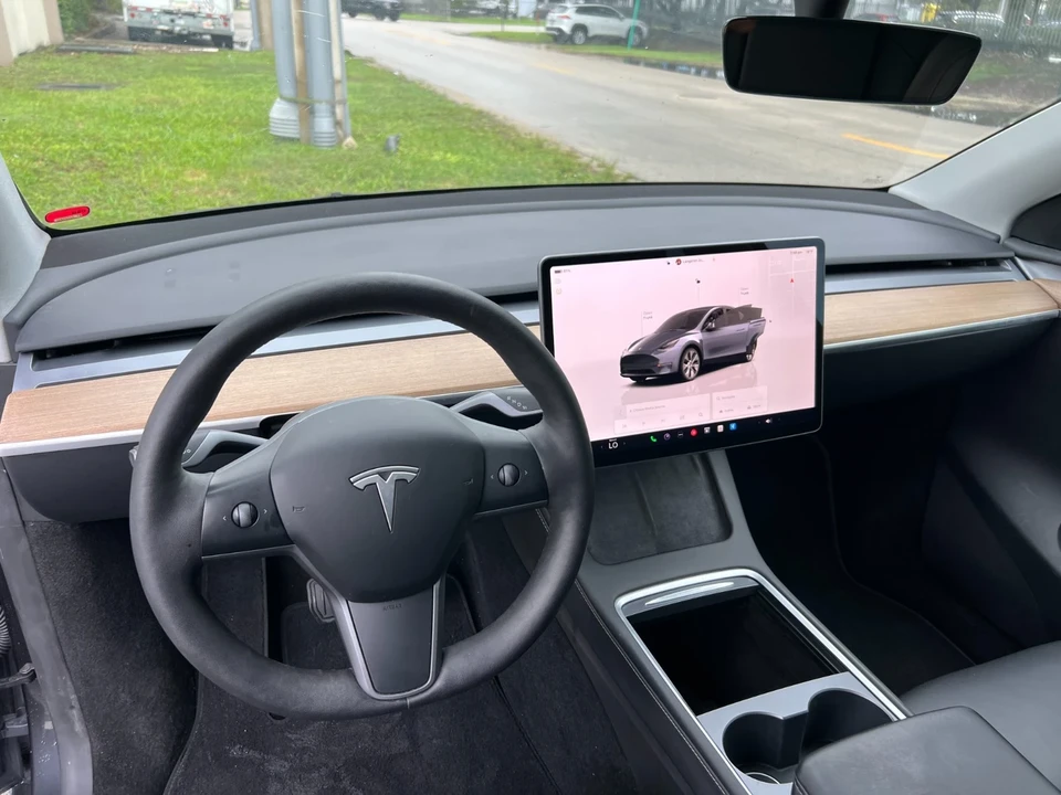 2023 Tesla Model Y - Image 18 of 21