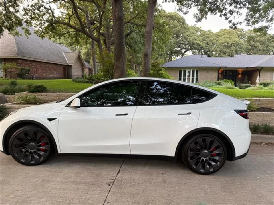 2023 Tesla Model Y - Image 2 of 11