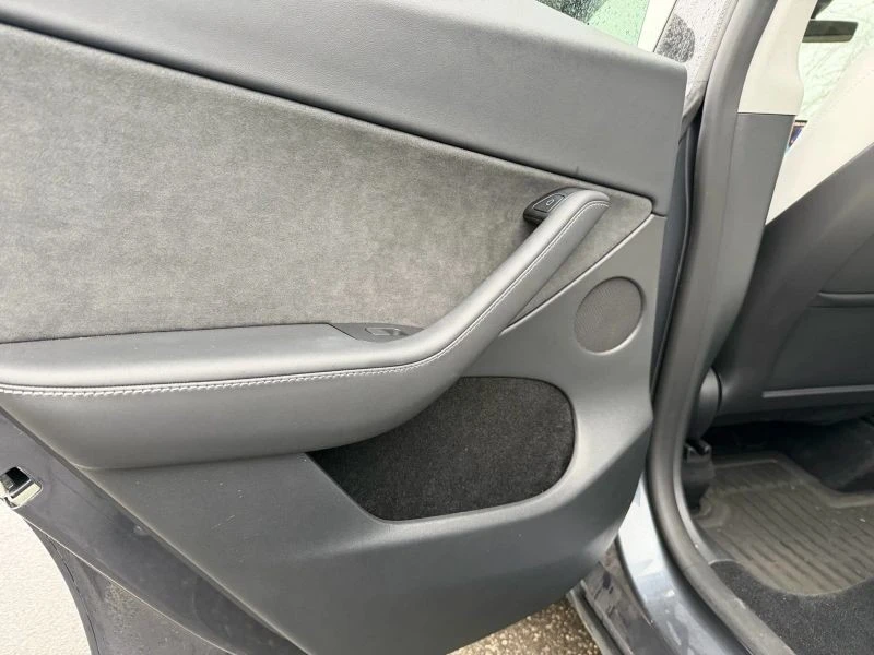 2023 Tesla Model Y - Image 9 of 12