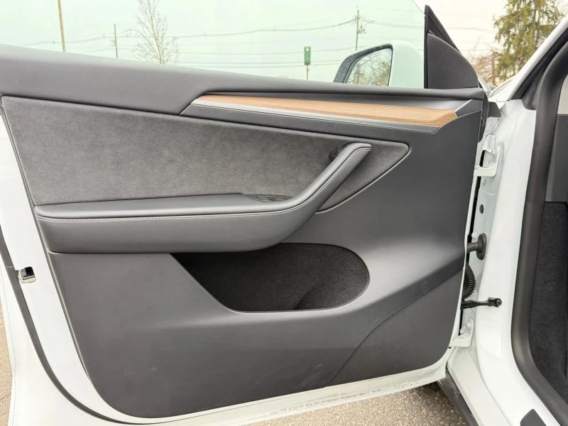 2023 Tesla Model Y - Image 9 of 12