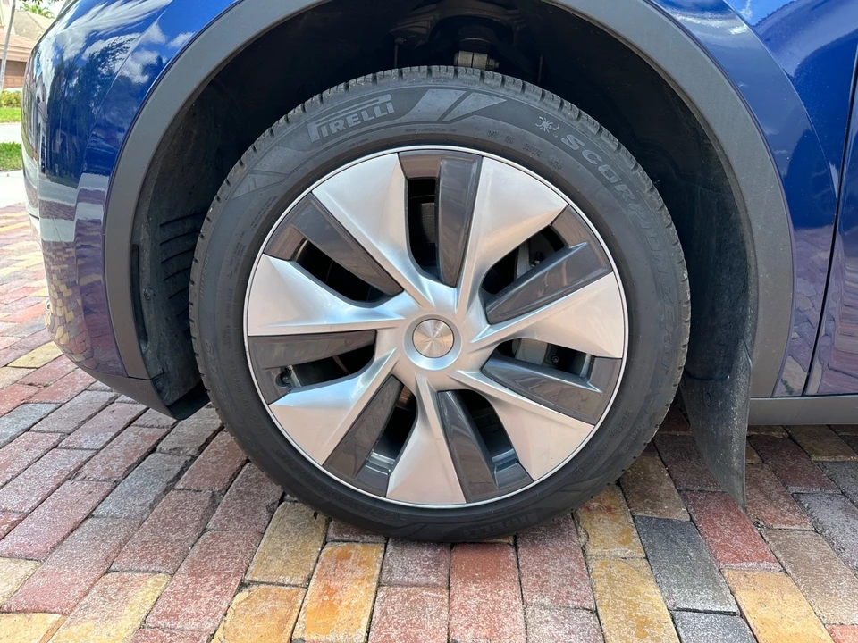 2023 Tesla Model Y - Image 19 of 21