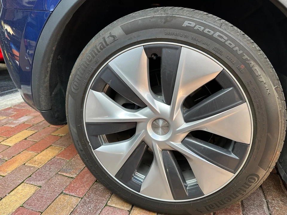 2023 Tesla Model Y - Image 17 of 21