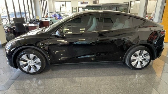 2023 Tesla Model Y - Image 2 of 31