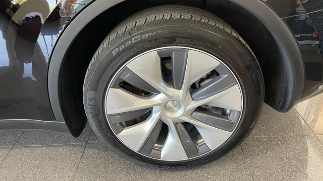 2023 Tesla Model Y - Image 21 of 31