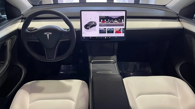 2023 Tesla Model Y - Image 28 of 31