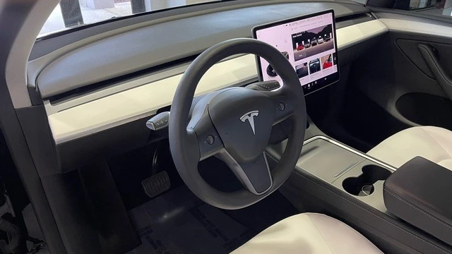 2023 Tesla Model Y - Image 24 of 31
