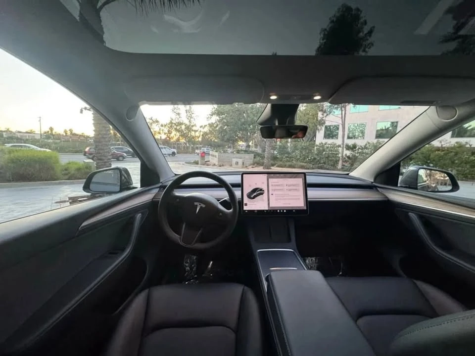 2023 Tesla Model Y - Image 9 of 20