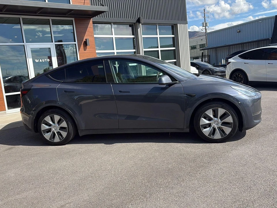 2023 Tesla Model Y - Image 9 of 21