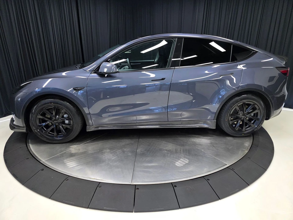 2023 Tesla Model Y - Image 9 of 12