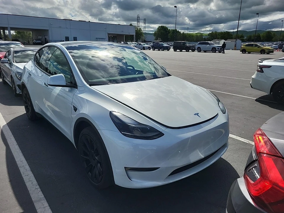 2023 Tesla Model Y - Image 2 of 6