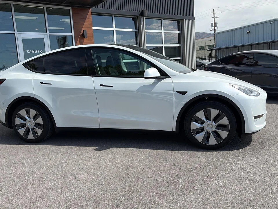 2023 Tesla Model Y - Image 9 of 27