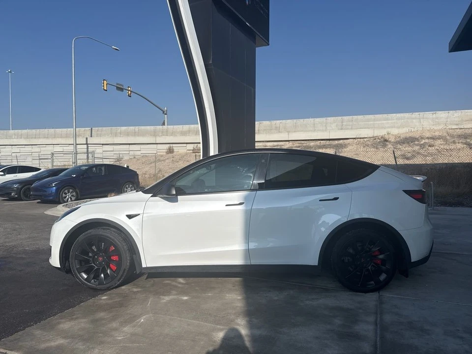 2023 Tesla Model Y - Image 4 of 21