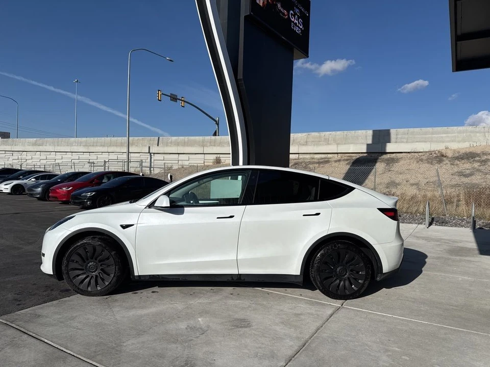 2023 Tesla Model Y - Image 5 of 21