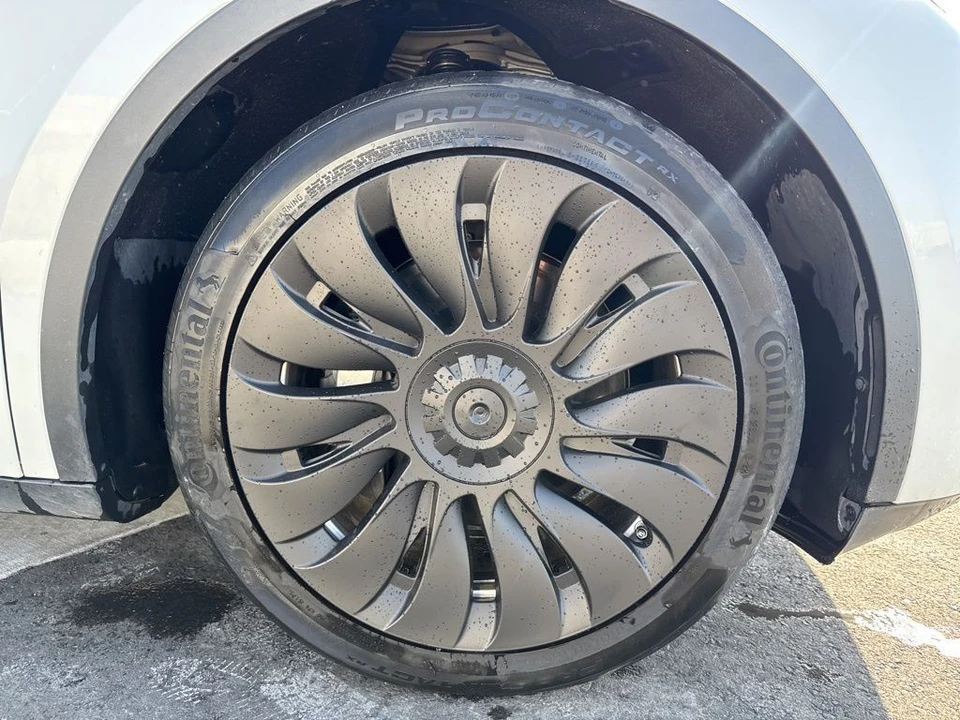 2023 Tesla Model Y - Image 10 of 21