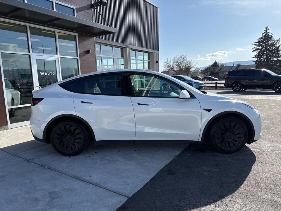 2023 Tesla Model Y - Image 9 of 21