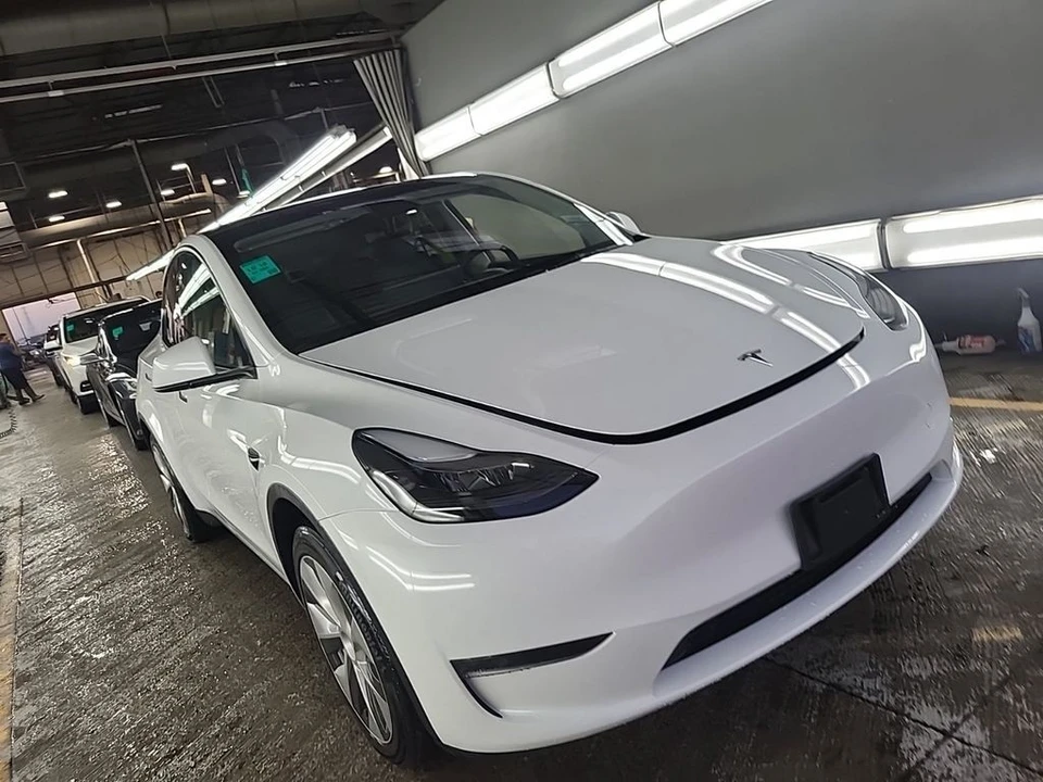 2023 Tesla Model Y - Image 2 of 7