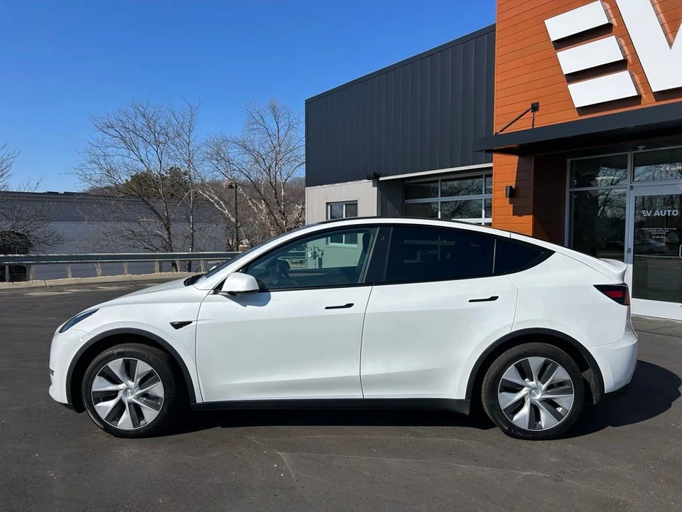 2023 Tesla Model Y - Image 5 of 17