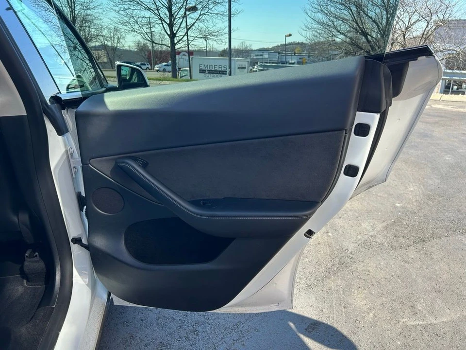 2023 Tesla Model Y - Image 8 of 17