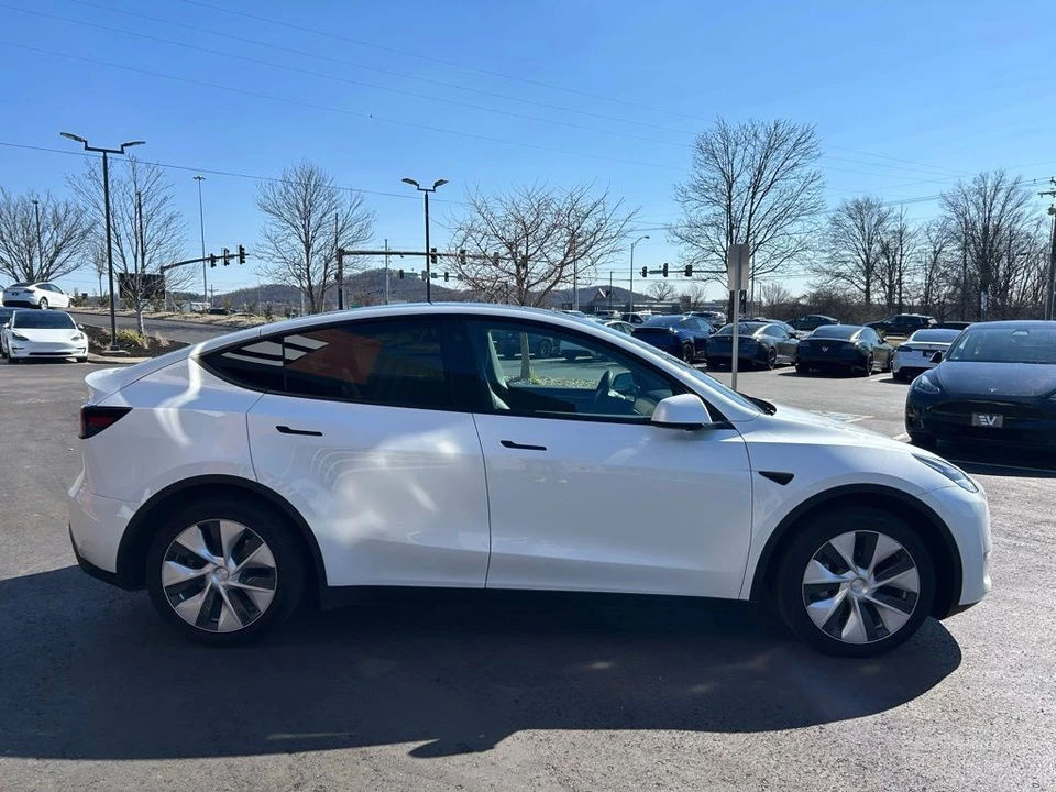 2023 Tesla Model Y - Image 4 of 17