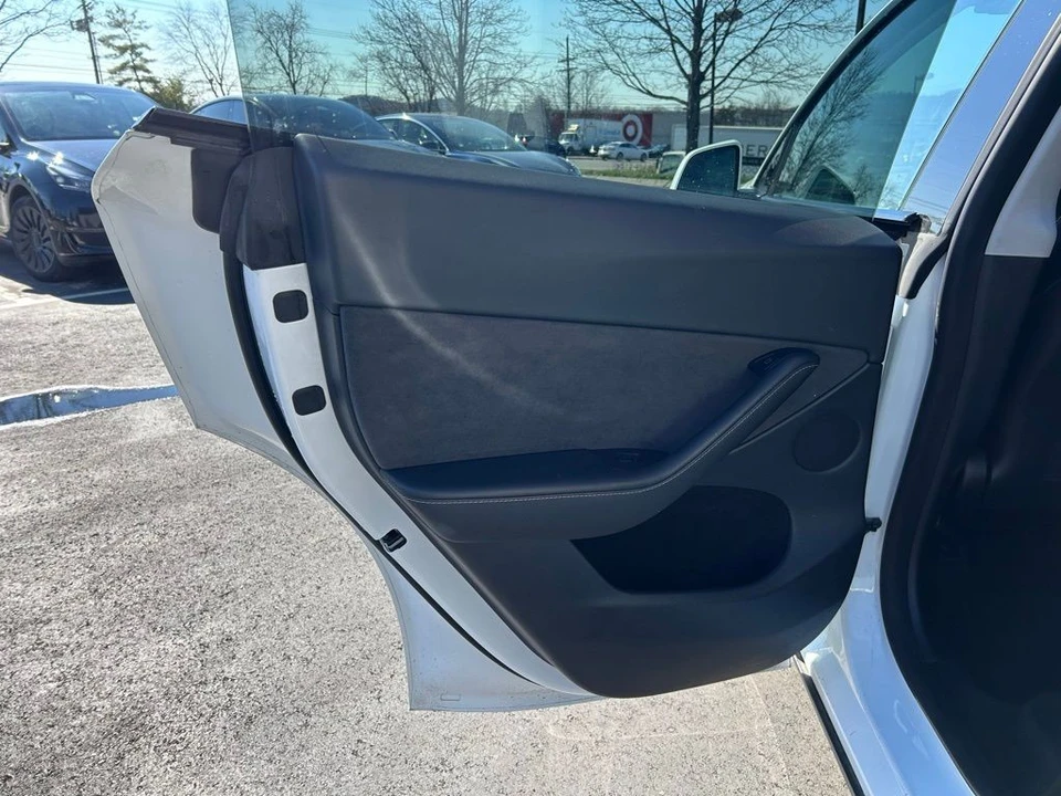 2023 Tesla Model Y - Image 10 of 17
