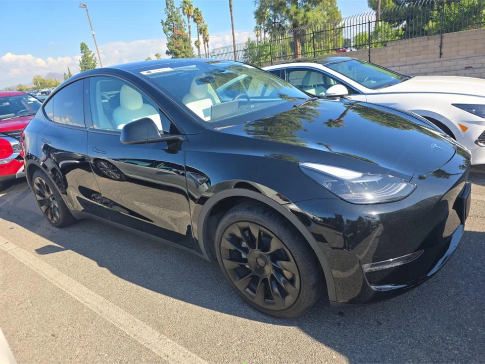 2023 Tesla Model Y - Image 2 of 7