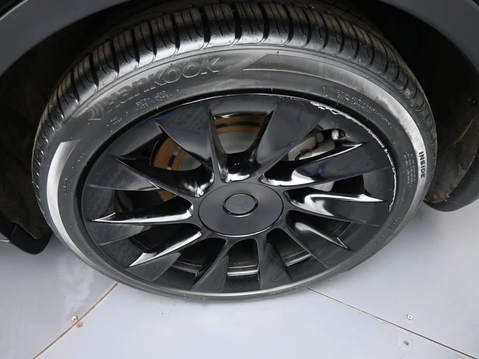 2023 Tesla Model Y - Image 15 of 21